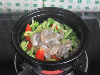 7、西兰花炒虾球,加入虾肉翻炒