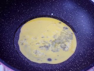 4、黄瓜鸡蛋炒肉片,锅中倒入适量的食用油烧热,倒入鸡蛋液