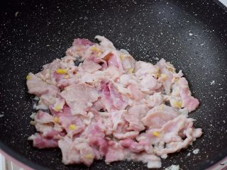 9、黄瓜鸡蛋炒肉片,翻炒至变色变白