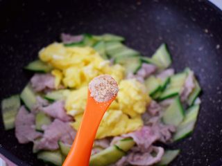 13、黄瓜鸡蛋炒肉片,加入鸡精