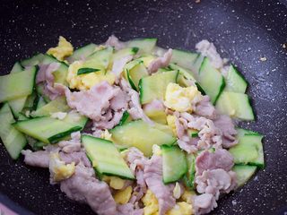 15、黄瓜鸡蛋炒肉片,翻炒均匀即可