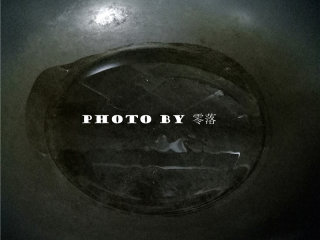 6、白菜炒木耳,炒锅烧热，倒入适量植物油再烧热；