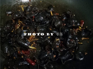 9、白菜炒木耳,放入木耳，放入酱油，迅速翻炒；