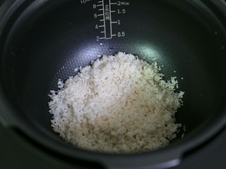 5、排骨土豆焖饭,将泡好的米倒入锅内。