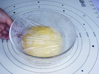 5、边花南瓜花样馒头,发酵一倍大后,夏季室温发酵很快,约 35分钟左右!要看发酵程度,切勿发酵过头!