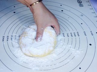 6、边花南瓜花样馒头,拿出来撒上干面粉,进行排气工序,这步很重要,揉的越好,越光滑,做出来的成品越好看!