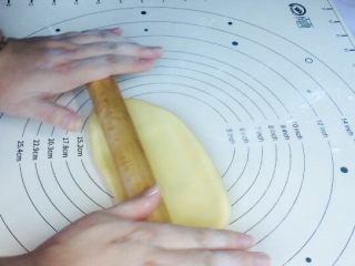 7、边花南瓜花样馒头,揉至光滑后,用擀面杖擀开,成片面状,厚薄均匀即可!