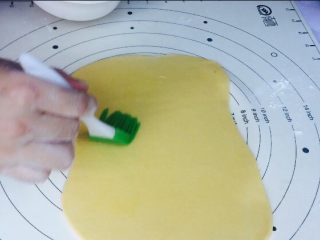 8、边花南瓜花样馒头,在表面刷上一层油,主要目的出层次,擀片花!