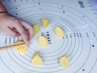 11、边花南瓜花样馒头,依次切好的小块,用筷子在中间压一下,漂亮的片花就出来啦!很简单!