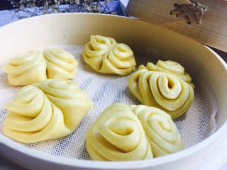 13、边花南瓜花样馒头,出炉啦!个人比较喜欢南瓜味的馒头,好吃且微甜!小孩子也可以喜欢用各种素菜果汁做出来的花样馒头!为宝宝们花心思!