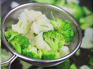 6、芒香双花,烫至菜花变色即可捞出控干水份