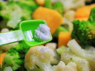 10、芒香双花,再放入适量的精盐