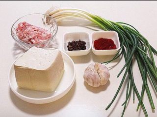 1、麻婆豆腐,准备好食材