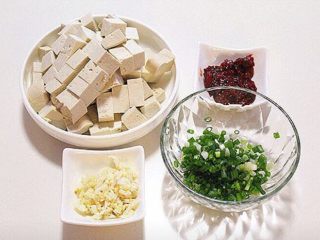 2、麻婆豆腐,将豆腐切成小块，蒜切末，香葱切碎，豆瓣酱剁碎备用