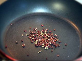 3、麻婆豆腐,把花椒放到锅中小火煸炒至熟