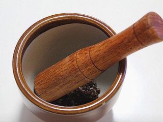 4、麻婆豆腐,将熟花椒放到捣蒜器中捣成碎面备用