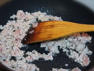 6、麻婆豆腐,锅中加适量底油，然后放入肉馅，煸炒成熟