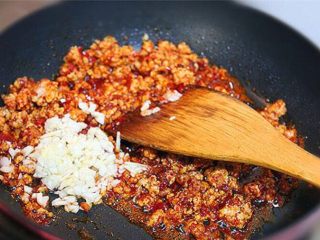 7、麻婆豆腐,放入豆瓣酱和辣椒面煸炒出红油，然后在放入蒜末煸炒出香味