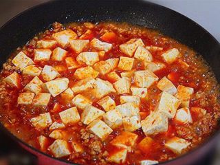 9、麻婆豆腐,把豆腐放入锅中大火烧开，然后加入少许酱油