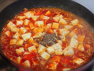 10、麻婆豆腐,把花椒面放入锅中