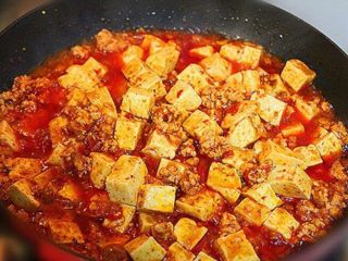 11、麻婆豆腐,将水淀粉放入锅中，大火烧开，然后再放入一次水淀粉，最后加入少许鸡精，香油，拌匀即可