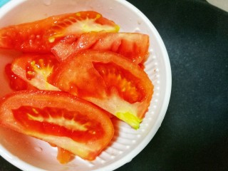 4、紫菜番茄豆腐汤,炒锅倒入西红柿炒出汤汁。