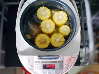 8、玉米胡萝卜山药排骨汤,40分钟左右（也就是电饭煲显示1:20左右时）后，加入玉米。