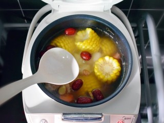 11、玉米胡萝卜山药排骨汤,最后一两分钟加入适量的盐。