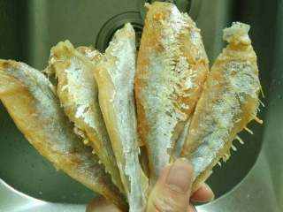 1、手撕咸鱼,将咸鱼冼净清理掉肚子里残余的内脏，水里泡几分钟去掉部分盐后捞起风干或用厨房用纸把表面水份吸干