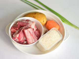 1、土豆排骨焖饭,材料准备好