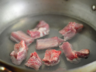 3、土豆排骨焖饭,将排骨冷水下锅,焯水后捞出