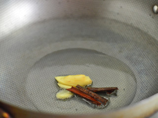 5、土豆排骨焖饭,锅里烧热油,放入姜蒜、桂皮爆香