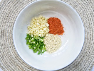 1、酸汤泡面,碗底加一勺白芝麻+一勺辣椒粉+一勺蒜末+一勺葱花。