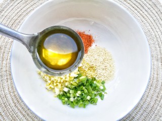 2、酸汤泡面,加一大勺热油。