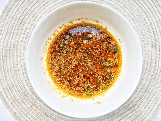 7、酸汤泡面,拌匀。