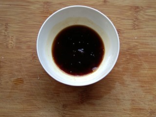 2、耗油西葫芦,耗油，生抽调匀备用