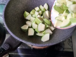 5、耗油西葫芦,放入西葫芦块煸炒