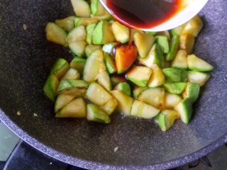 7、耗油西葫芦,倒入事先调好的料汁，煸炒均匀