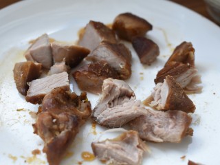 4、电饭煲+番茄饭,最好再准备点肉类。我准备了卤牛肉,还可以用火腿或者腊肠味道也很棒。