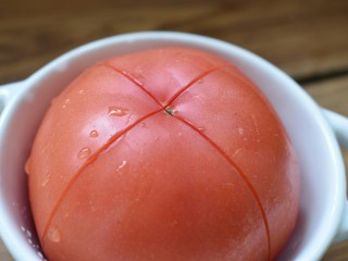 10、电饭煲+番茄饭,在顶部划开一个十字