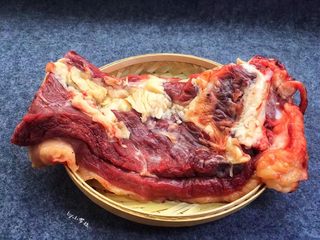 1、土豆炖牛腩,要想烧出一锅好吃的土豆炖牛腩,选择好材料非常关键,新鲜牛腩2斤。