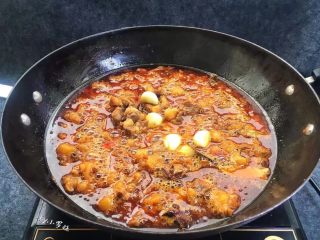 11、土豆炖牛腩,调小火,慢慢把啤酒焖至收汁。