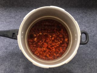 13、土豆炖牛腩,收汁的牛肉倒入高压锅中,添加适量清水、待高压锅上气压大概13分钟就可以关火 ,等下土豆再煮几分钟。个人比较喜欢用高压锅煮牛肉,牛腩筋多,需要烹煮时间过长,用高压锅方便快捷,不用担心影响味道与口感,添加凉水,莫过牛肉表面就差不多了,可以稍稍多放点水,牛肉汤放面条,米线也特别好吃,也不能过多,水多煮的牛肉味道会有所改变。