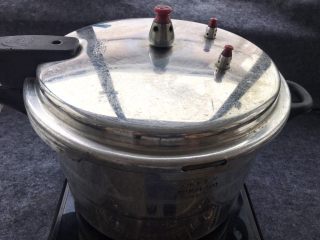 16、土豆炖牛腩,再盖上锅盖,调火烧煮至高压锅气阀上去煮3分钟左右就可以关火。