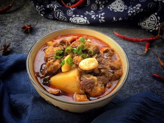 17、土豆炖牛腩,出锅前调入味精搅拌均匀 ,撒上葱段装盘就可以品尝。