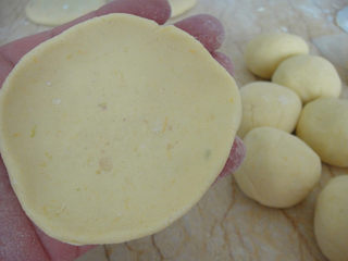 9、南瓜炼奶紫薯饼,做成均匀的胚皮