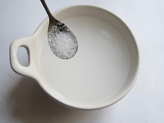 4、虾皮秋葵水蒸蛋，补钙又美味,另外准备一碗水，水是蛋液的1.5-2倍，放一小勺盐搅匀融化即可盐不要太多，后面放的虾皮都是含有盐分的