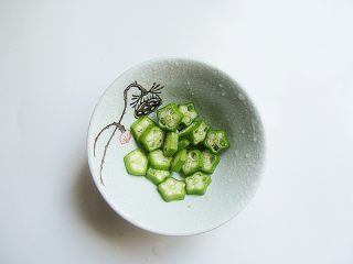 7、虾皮秋葵水蒸蛋，补钙又美味,秋葵切薄片备用，不要太厚，厚会容易沉底