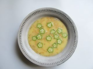 8、虾皮秋葵水蒸蛋，补钙又美味,秋葵片放入蛋液中搅匀