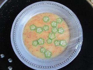10、虾皮秋葵水蒸蛋，补钙又美味,放上蒸锅盖上锅盖大火蒸至10分钟左右